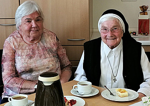 Sr. Reinhilde (r.) mit ihrer Schwester