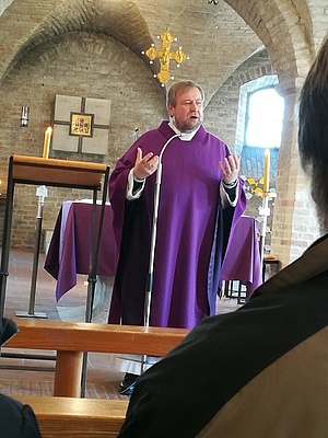 [Translate to English:] Pfarrer Josef Kirchensteiner hielt den Dankgottesdienst in St. Stephan.